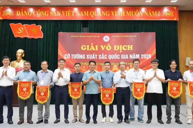 Ban tổ chức trao Cờ lưu niệm tặng các đội tham dự. (Ảnh: CD)