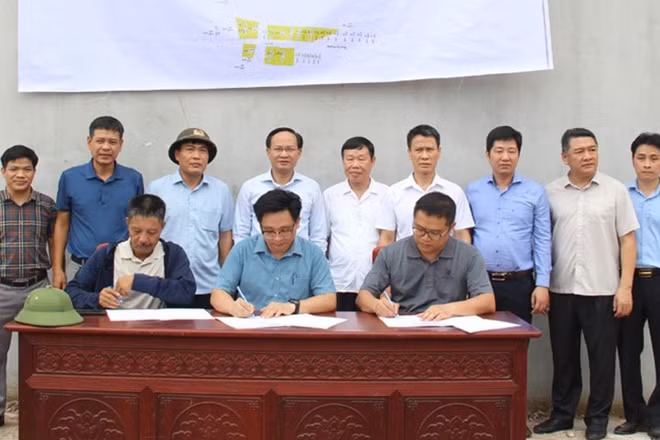 Đại diện lãnh đạo xã Lương Tài, thôn Tử Nê và nhà đầu tư thực hiện ký kết giao nhận toàn bộ diện tích mặt bằng khu vực APEC và đường xuyên tâm của Dự án trước sự chứng kiến của lãnh đạo tỉnh và các đơn vị liên quan.