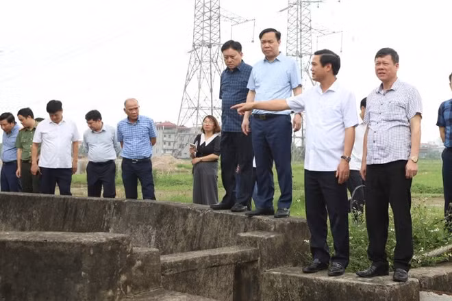 Đoàn công tác kiểm tra tại trạm bơm Đồng Lường, sông Lường, xã Lương Tài.