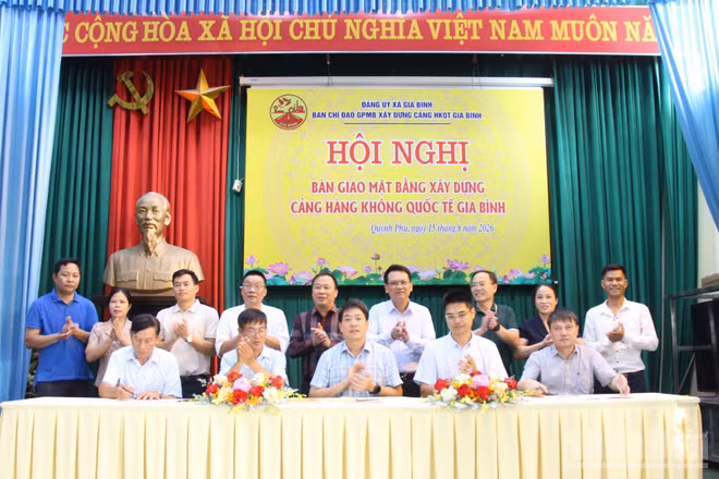 Ký kết biên bản bàn giao mặt bằng khu dân cư Trại Quỳnh Bội, thôn Quỳnh Phú để triển khai dự án Cảng hàng không quốc tế Gia Bình. (Ảnh: A.T)