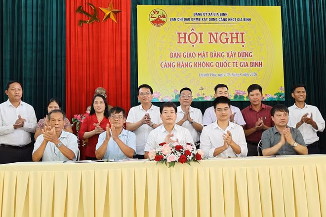 Đại diện Ủy ban nhân dân xã Gia Bình, thôn Quỳnh Phú, nhà đầu tư và các đơn vị liên quan đã ký kết biên bản bàn giao mặt bằng khu dân cư Đỗ Xá. ( Ảnh A.T).