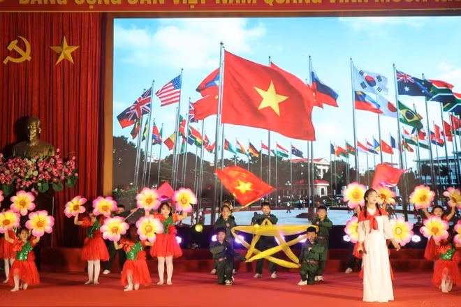 Tiết mục văn nghệ tại Liên hoan “Tiếng hát tuổi hoa” tỉnh Bắc Ninh lần thứ I.