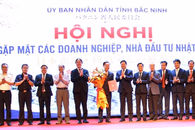 Lãnh đạo tỉnh Bắc Ninh trao Quyết định thành lập Tổ xúc tiến và hỗ trợ đầu tư Nhật Bản.