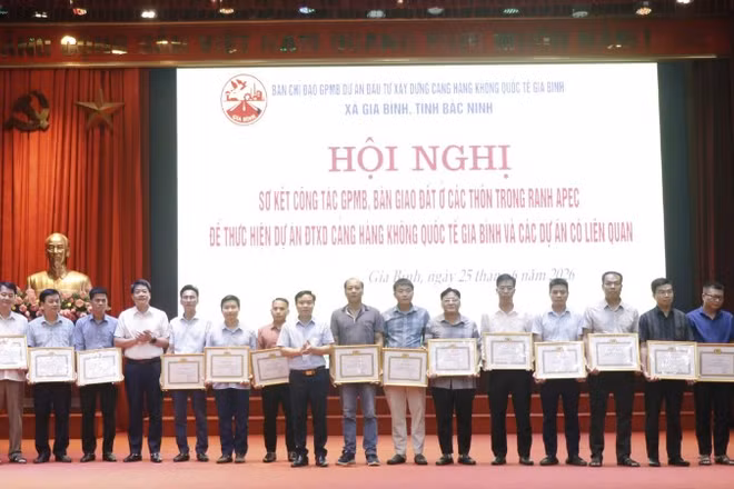 Ủy ban nhân dân xã Gia Bình khen thưởng nhiều tập thể, cá nhân có thành tích xuất sắc trong công tác giải phóng mặt bằng dự án.