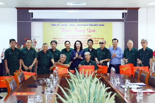 Trao quà của Tổng Bí thư, Chủ tịch nước Tô Lâm tặng các thương binh, bệnh binh nặng tại Trung tâm Điều dưỡng người có công tỉnh Bắc Ninh nhân dịp 51 năm Ngày Giải phóng miền nam, thống nhất đất nước, ngày 28/4/2026. (Ảnh AN TRÂN)