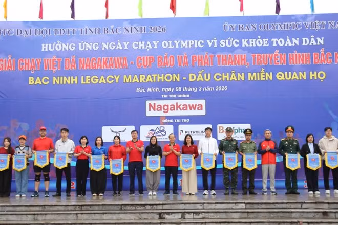 Ban Tổ chức trao cờ lưu niệm tặng các đoàn tham dự. 