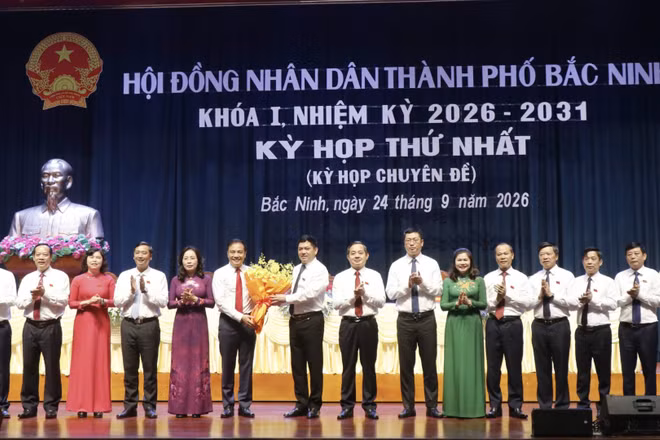 Các đồng chí lãnh đạo tỉnh Bắc Ninh tặng hoa, chúc mừng Tân Phó Chủ tịch Ủy ban nhân dân thành phố.(Ảnh: A.T)