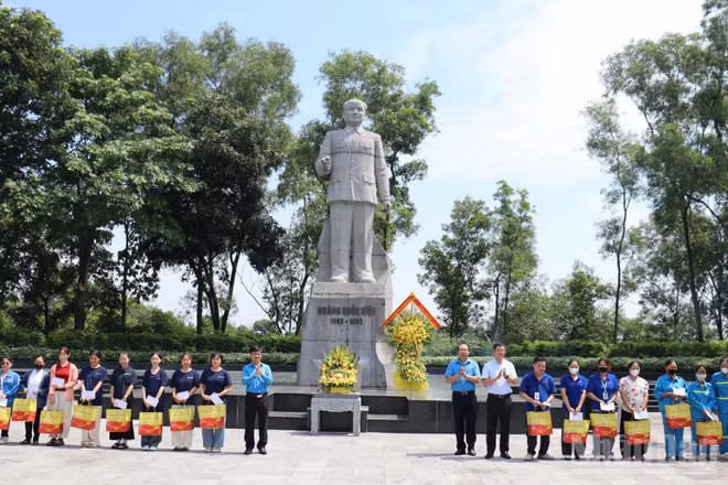 Lãnh đạo Tổng Liên đoàn Lao động Việt Nam và tỉnh Bắc Ninh động viên, trao quà tặng các đoàn viên công đoàn có hoàn cảnh khó khăn. (Ảnh A.T)