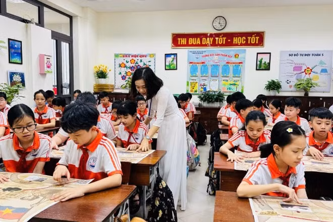 Cô và trò Trường tiểu học Suối Hoa, phường Kinh Bắc.
