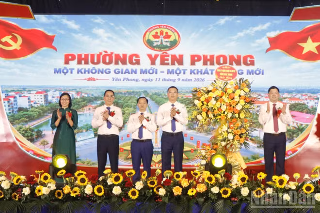 Đồng chí Nguyễn Hồng Thái, Bí thư Tỉnh uỷ Bắc Ninh tặng hoa chúc mừng Đảng bộ, chính quyền và nhân dân phường Yên Phong.(Ảnh: A.T)