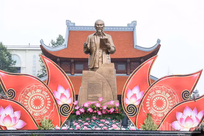 Tượng đài Chủ tịch Hồ Chí Minh được đặt trang trọng trong khuôn viên Công viên Văn Miếu. (Ảnh: A.T) 