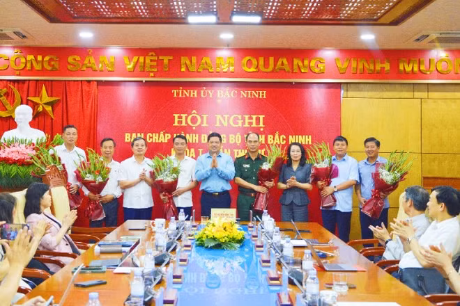 Lãnh đạo tỉnh Bắc Ninh tặng hoa các đồng chí vừa được kiện toàn cấp ủy và điều động công tác.