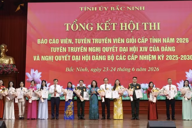 Ban Tổ chức tặng hoa, chúc mừng các thí sinh tham dự Hội thi cấp tỉnh.