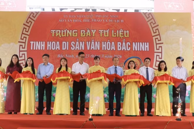 Các đại biểu cắt băng khai mạc không gian trưng bày “Tinh hoa di sản văn hóa Bắc Ninh”.