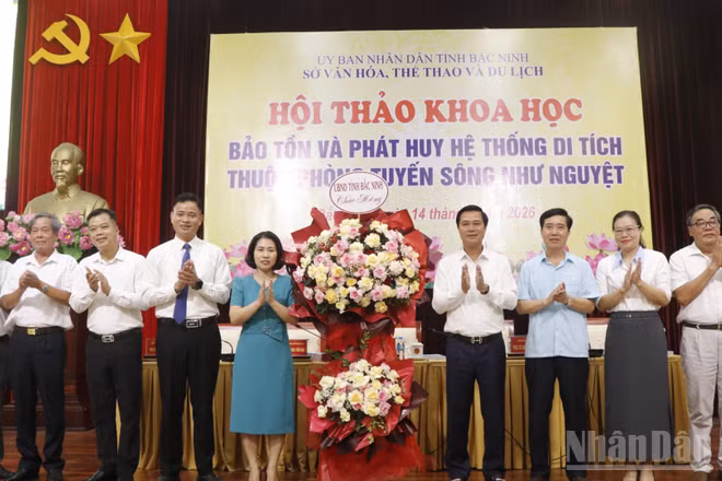 Các đồng chí lãnh đạo tỉnh tặng hoa chúc mừng Hội thảo khoa học. (Ảnh: A.T)