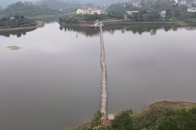Chiếc cầu phao tạm như sợi chỉ vắt ngang lòng hồ Cấm Sơn đã tồn tại từ năm 2018.