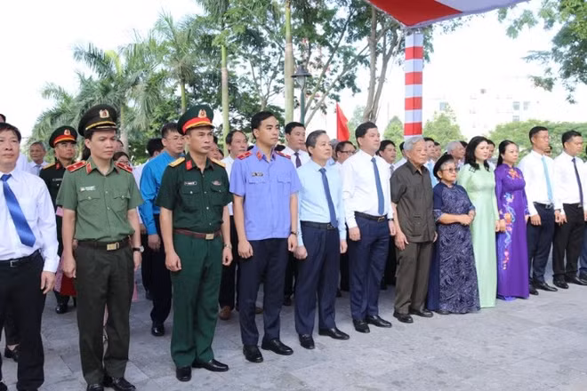 Các đại biểu dâng hương trước tượng đài đồng chí Hoàng Quốc Việt tại Công viên Hoàng Quốc Việt, phường Vũ Ninh, Bắc Ninh.