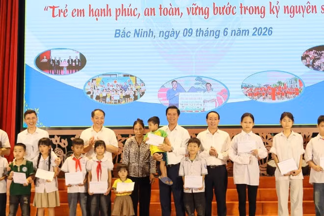 Các đại biểu tặng quà trẻ em có hoàn cảnh khó khăn.