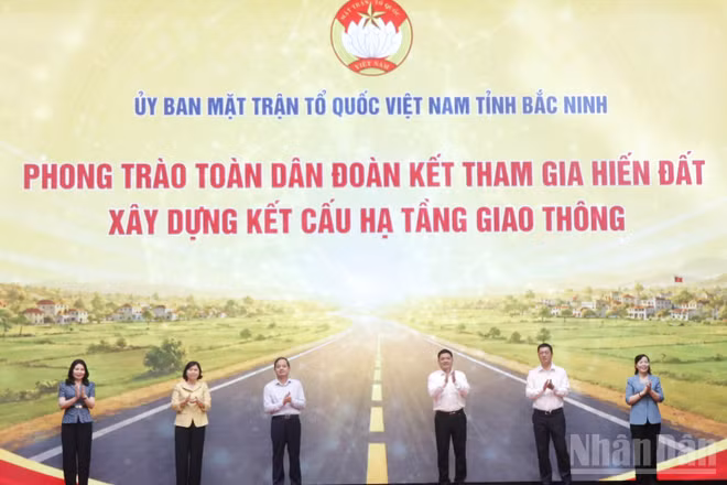 Các đại biểu thực hiện nghi thức phát động Phong trào.