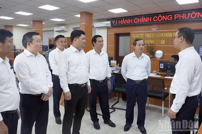 Đồng chí Bí thư Tỉnh ủy Bắc Ninh Nguyễn Hồng Thái cùng các đồng chí lãnh đạo tỉnh kiểm tra tại Trung tâm phục vụ hành chính công phường Từ Sơn. (Ảnh: M.A)