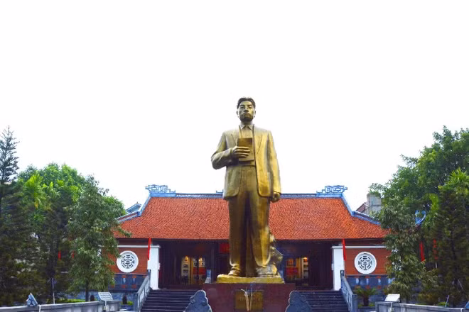 Tượng đài Tổng Bí thư Nguyễn Văn Cừ trong khuôn viên khu lưu niệm.