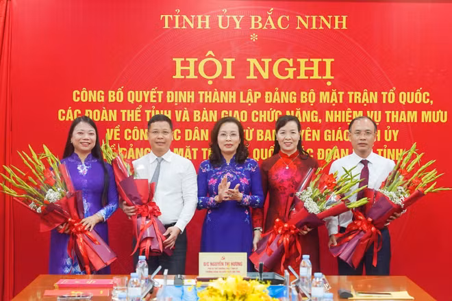 Đồng chí Nguyễn Thị Hương, Phó Bí thư Thường trực Tỉnh ủy Bắc Ninh chúc mừng các đồng chí Thường trực Đảng bộ Mặt trận Tổ quốc, các đoàn thể tỉnh. (Ảnh: AT)