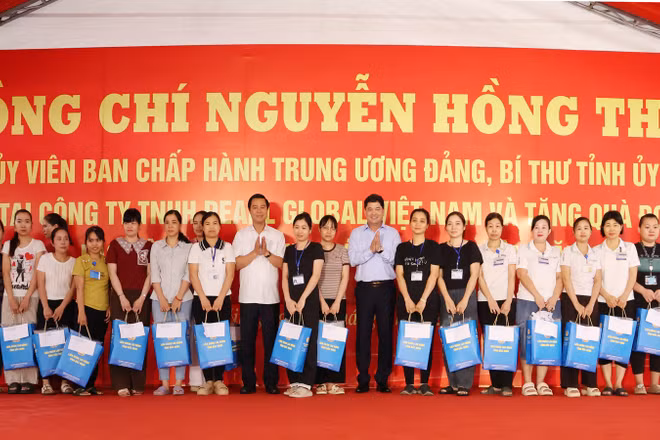 Đoàn công tác thăm, tặng quà động viên công nhân, người lao động Công ty trách nhiệm hữu hạn Pearl Global Việt Nam.