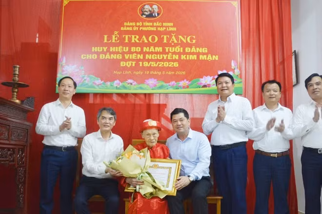 Các đồng chí lãnh đạo Tỉnh ủy Bắc Ninh và phường Hạp Lĩnh chúc mừng đảng viên Nguyễn Kim Mận vinh dự nhận Huy hiệu 80 năm tuổi Đảng.