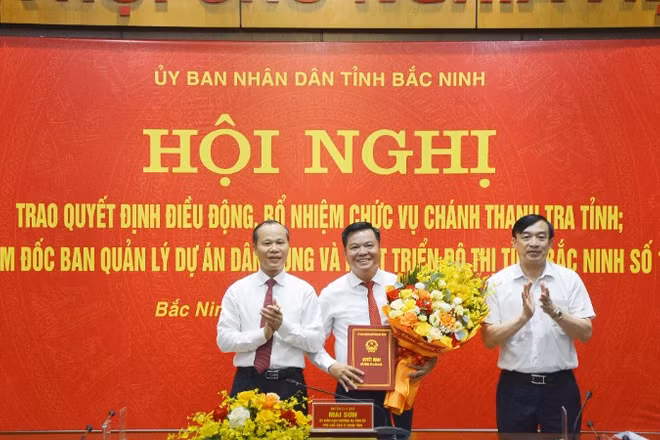 Lãnh đạo tỉnh trao quyết định và tặng hoa chúc mừng đồng chí Hồ Nguyên Hồng, Tỉnh ủy viên, Phó Trưởng ban Tuyên giáo và Dân vận Tỉnh ủy giữ chức Chánh Thanh tra tỉnh.