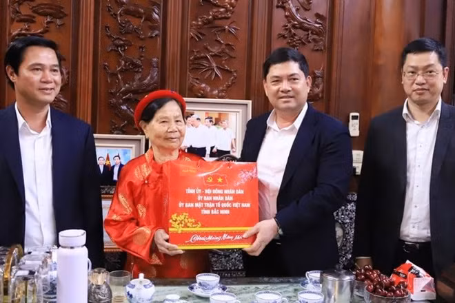 Đồng chí Bí thư Tỉnh ủy Bắc Ninh Nguyễn Hồng Thái và các đồng chí lãnh đạo tỉnh động viên, tặng quà Tết cụ Lê Thị Sậu (thôn Núi Móng, xã Đại Đồng).