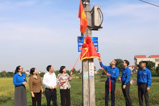 Các đại biểu thực hiện nghi thức khánh thành công trình "Thắp sáng đường quê".