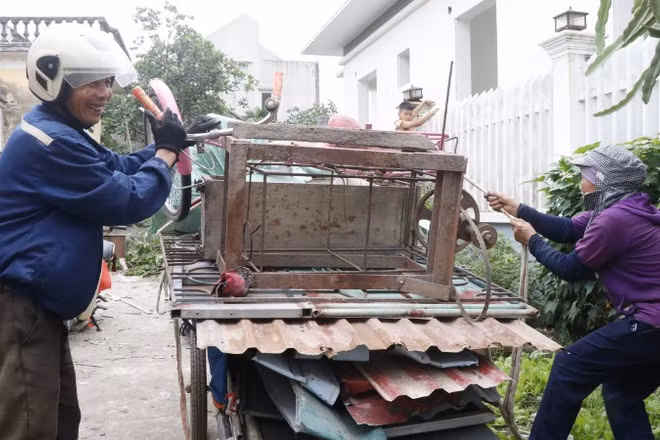 Người dân xã Gia Bình thu dọn đồ đạc bàn giao mặt bằng.