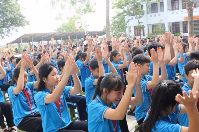 Gần 1.000 học sinh Trường trung học cơ sở Hòa Long, phường Kinh Bắc tham gia chương trình.