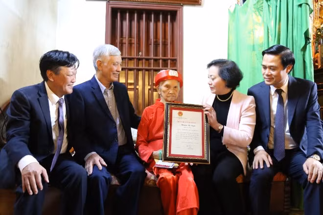Phó Thủ tướng Phạm Thị Thanh Trà trao Thiếp mừng thọ 100 tuổi của Chủ tịch nước tặng cụ Nguyễn Thị Tuyến.