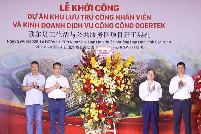 Lãnh đạo tỉnh Bắc Ninh tặng hoa chúc mừng lễ khởi công.