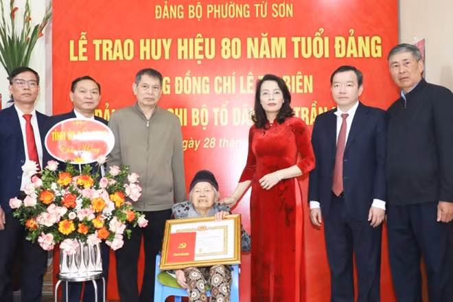 Đồng chí Nguyễn Thị Hương, Phó Bí thư Thường trực Tỉnh ủy Bắc Ninh trao Huy hiệu 80 năm tuổi Đảng tặng đảng viên Lê Thị Biên, chi bộ tổ dân phố Trần Phú, Đảng bộ phường Từ Sơn.