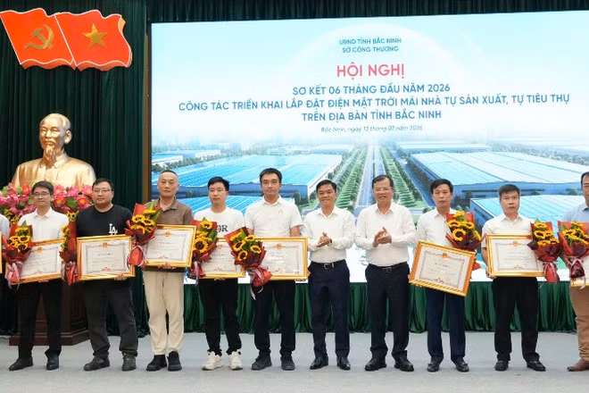 Nhiều tập thể, cá nhân được tỉnh Bắc Ninh khen thưởng trong công tác phát triển điện mặt trời mái nhà.