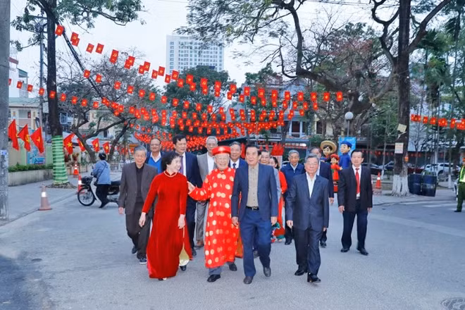 Cử tri phường Kinh Bắc nô nức đi bầu cử.