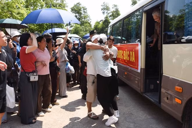 Những vòng tay ôm chặt khi gặp lại người thân.