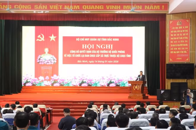 Quang cảnh hội nghị công bố quyết định của Bộ trưởng Bộ Quốc phòng về tổ chức lại Ban Chỉ huy Quân sự cấp xã tại tỉnh Bắc Ninh.
