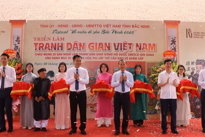 Các đại biểu cắt băng khai mạc triển lãm.