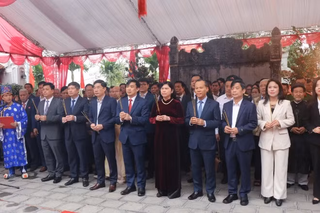 Các đại biểu dâng hương tại Văn Miếu-Bắc Ninh.
