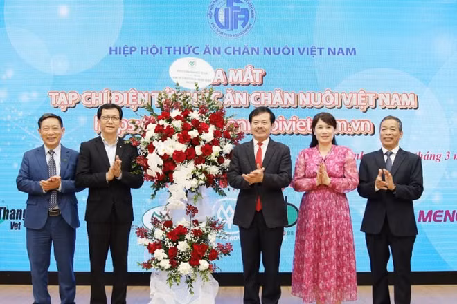 Lãnh đạo Hiệp hội Thức ăn chăn nuôi Việt Nam chúc mừng Tạp chí điện tử Thức ăn chăn nuôi Việt Nam ra mắt.