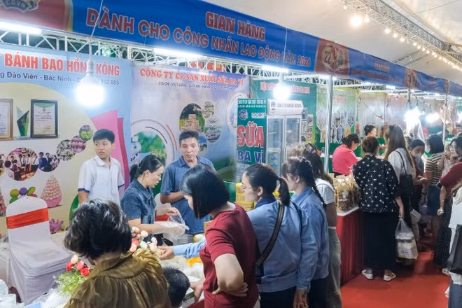 Công nhân, người lao động trải nghiệm mua sắm tại các gian hàng ưu đãi.