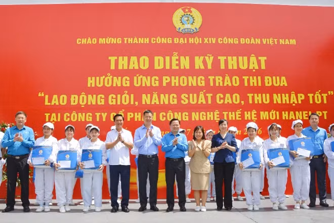Lãnh đạo Tổng Liên đoàn Lao động Việt Nam và tỉnh Bắc Ninh trao quà tặng công nhân Công ty Hanel PT.