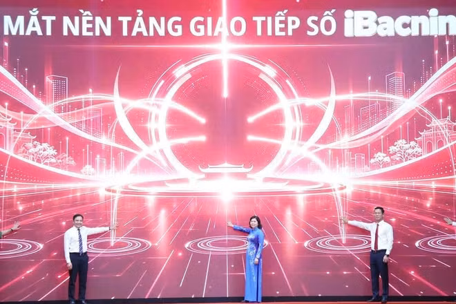 Các đại biểu thực hiện nghi thức ra mắt nền tảng giao tiếp số iBacNinh. (Ảnh: LN)