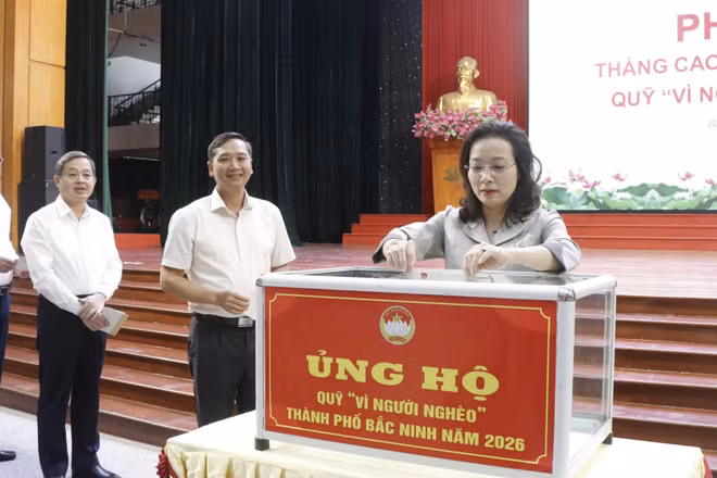 Các đồng chí lãnh đạo thành phố Bắc Ninh tham gia ủng hộ tại lễ phát động. (Ảnh N.T)