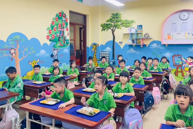 Bữa ăn bán trú đầu tiên của học sinh Trường tiểu học và trung học cơ sở Trần Quốc Toản, phường Kinh Bắc. ( Ảnh: A.T)