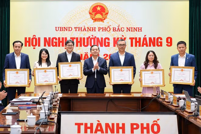 Chủ tịch Ủy ban nhân dân thành phố Bắc Ninh Phạm Hoàng Sơn trao Bằng khen tặng các tập thể, cá nhân tiêu biểu. (Ảnh: ĐT)