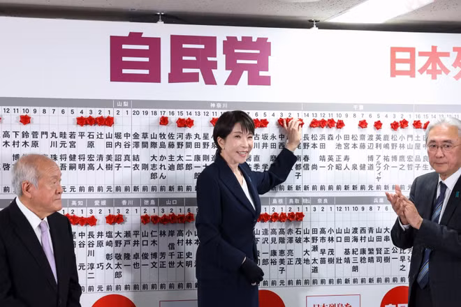Thủ tướng Nhật Bản Sanae Takaichi, lãnh đạo đảng Dân chủ Tự do (LDP), gắn tên các ứng viên của đảng giành chiến thắng trong cuộc bầu cử Hạ viện, tại Tokyo ngày 8/2/2026. Ảnh: Anadolu/TTXVN
